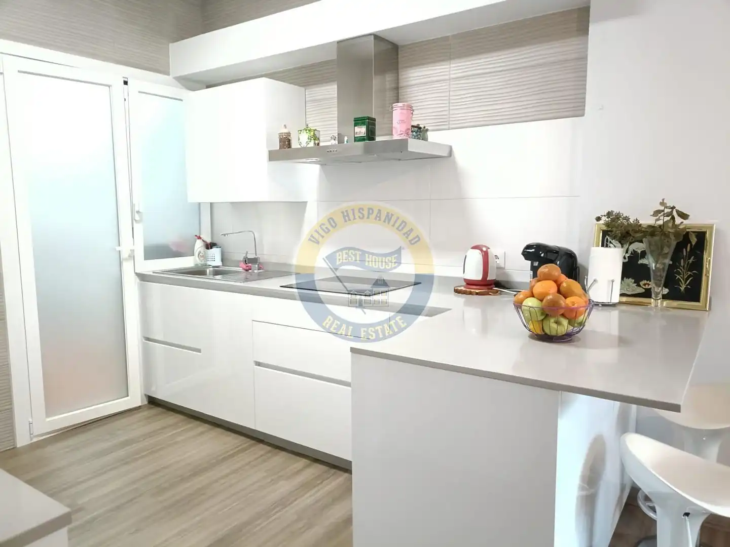 Cuina de Casa o xalet en venda en Vigo  amb Terrassa i Moblat