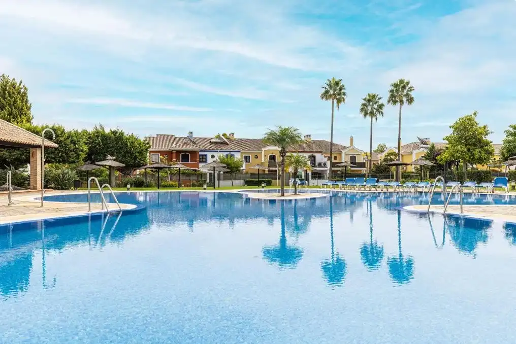 Piscina de Casa adosada en venta en Marbella con Aire acondicionado, Calefacción y Terraza