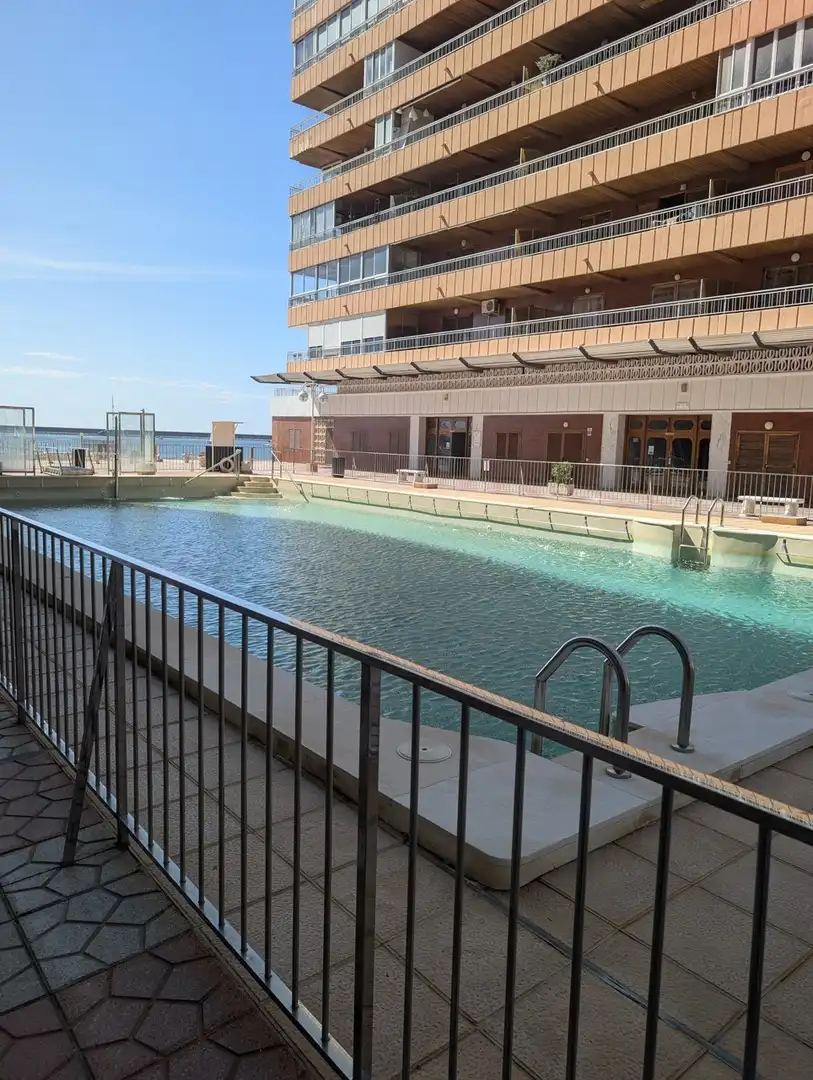 Piscina de Piso de alquiler en Torrevieja con Aire acondicionado, Terraza y Amueblado