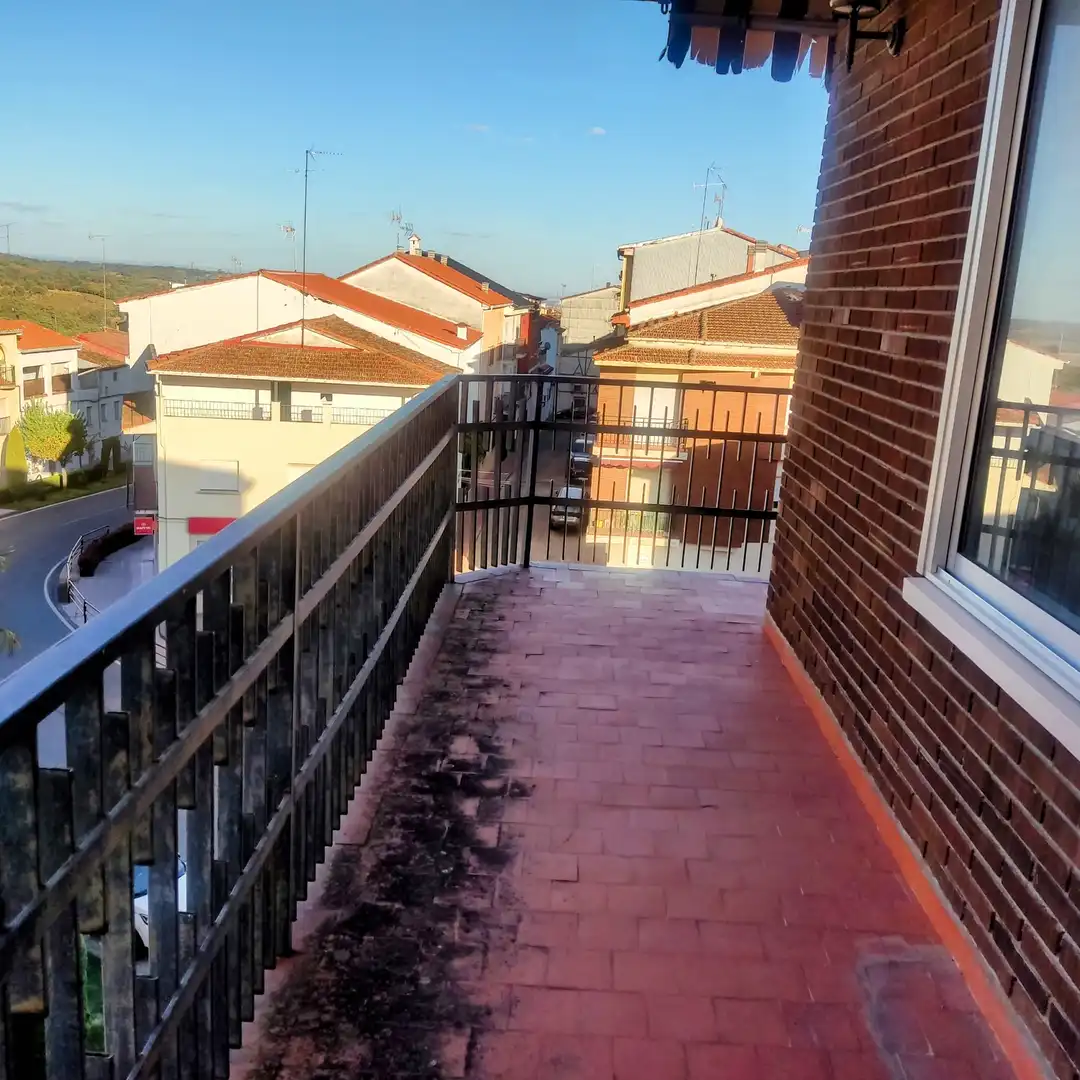 Vista exterior de Pis en venda en Losar de la Vera amb Terrassa i Traster