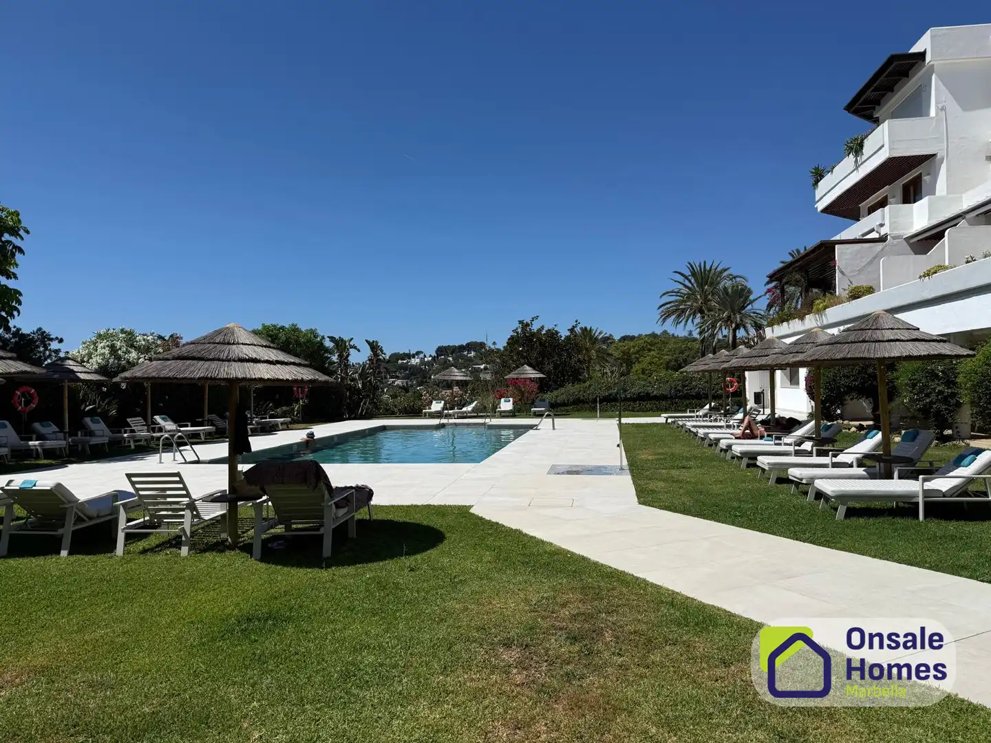 Piscina de Apartament en venda en Marbella amb Aire condicionat, Jardí privat i Traster