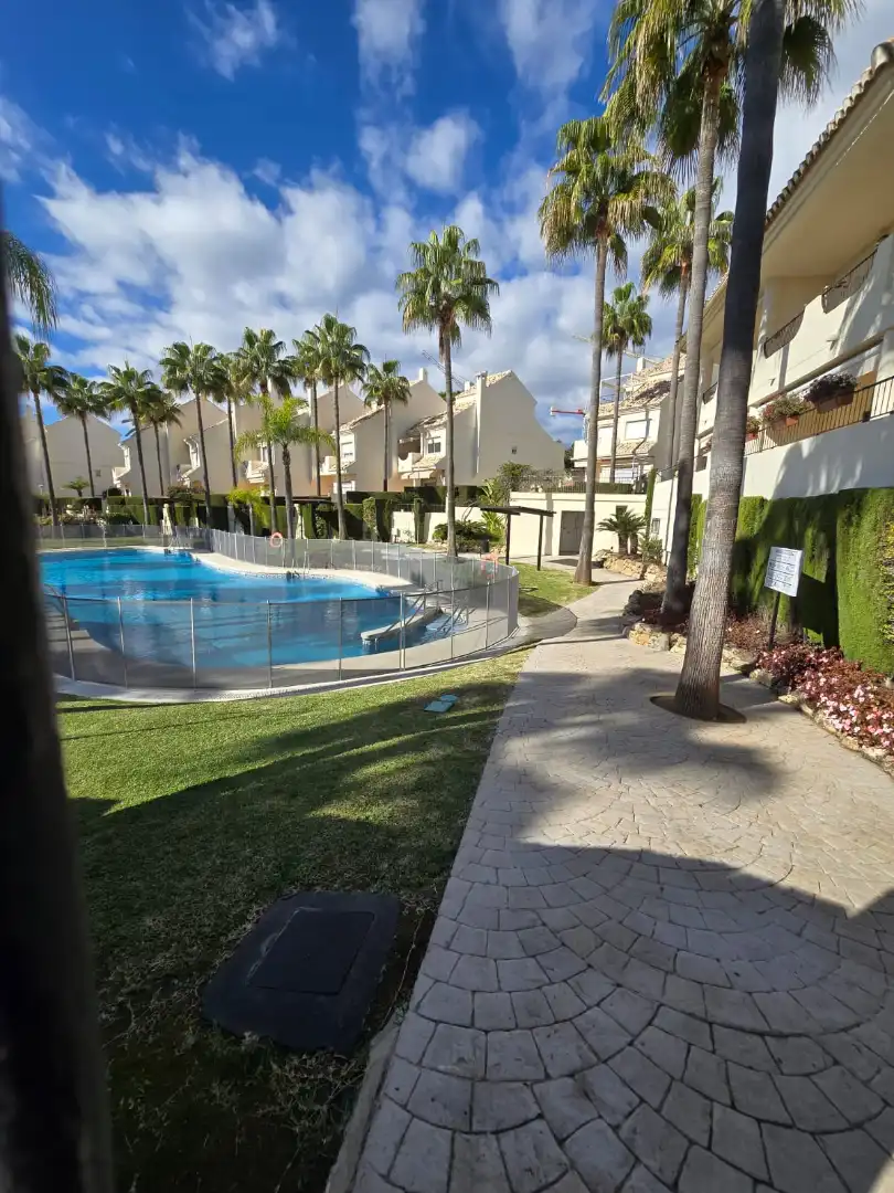 Piscina de Casa adosada en venta en Marbella con Amueblado
