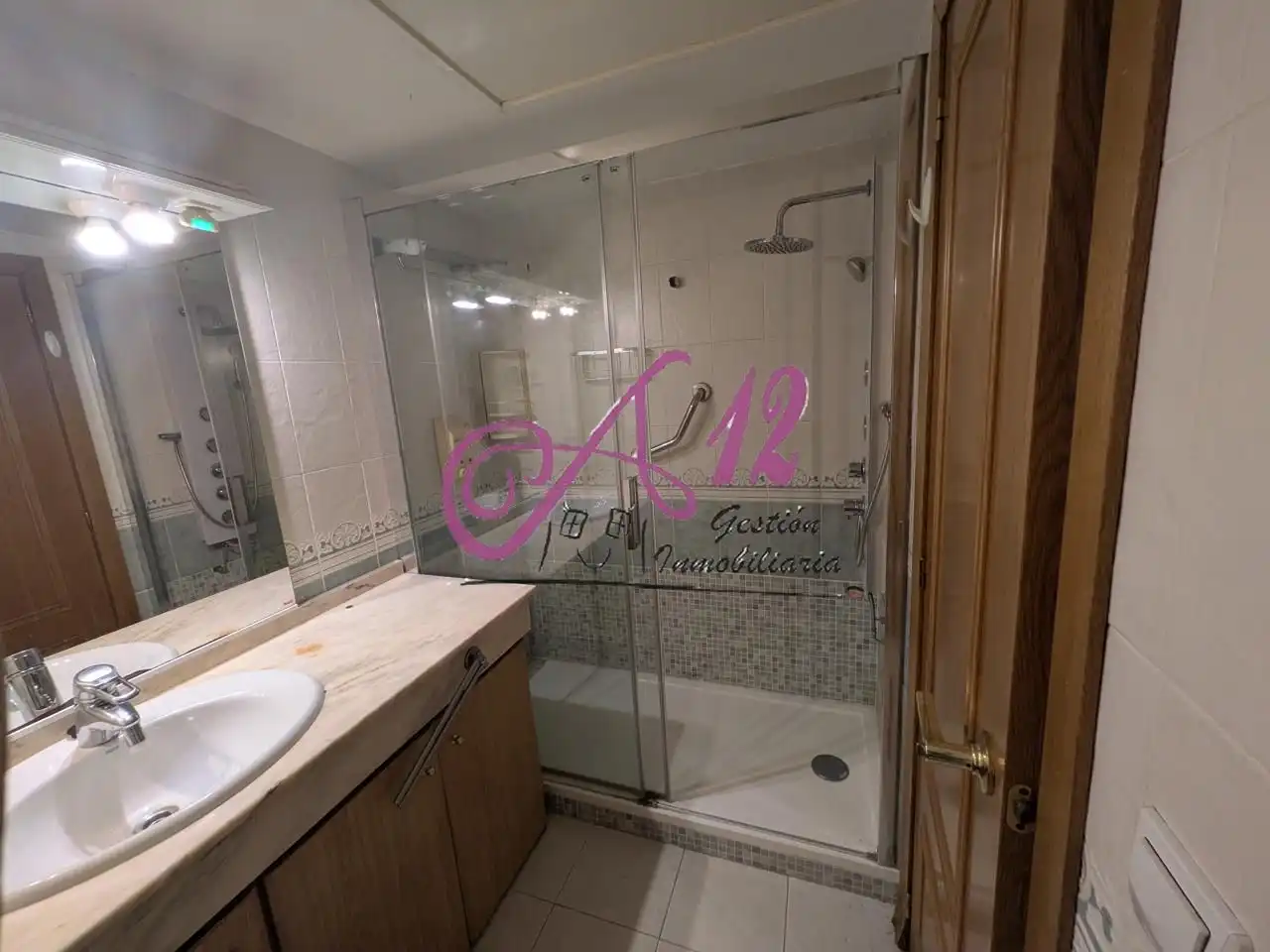 Bathroom of Flat for sale in Valencia  with Air Conditioner, Terrace and Community pool