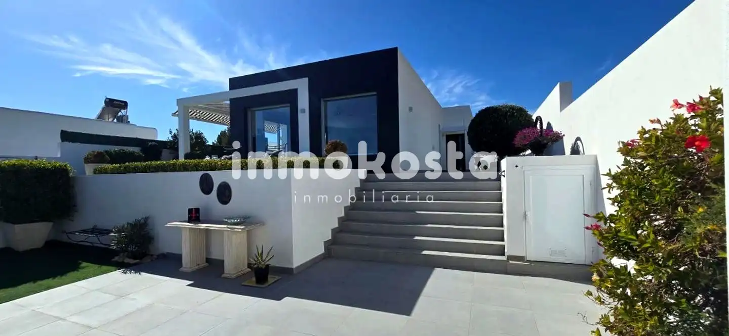 Vista exterior de Casa o xalet en venda en Polop amb Aire condicionat, Calefacció i Jardí privat