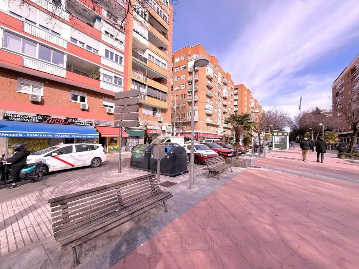 Vista exterior de Local en venda en Madrid