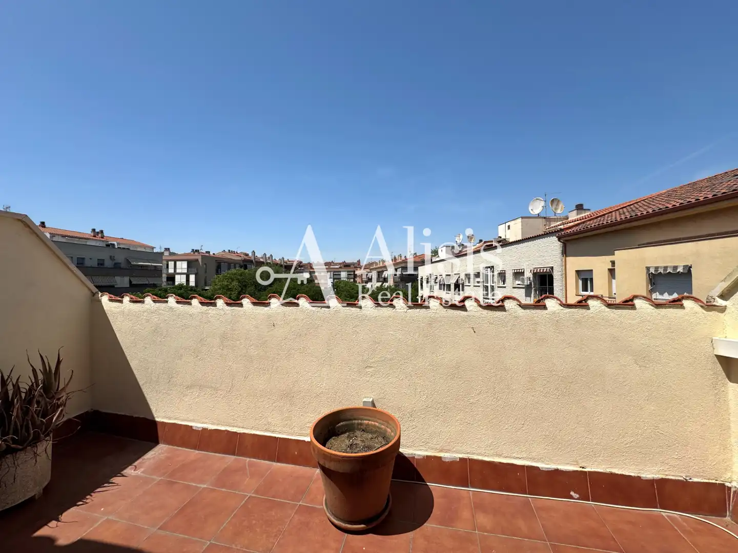Terrasse von Einfamilien-Reihenhaus zum Verkauf in Pallejà mit Klimaanlage, Heizung und Terrasse