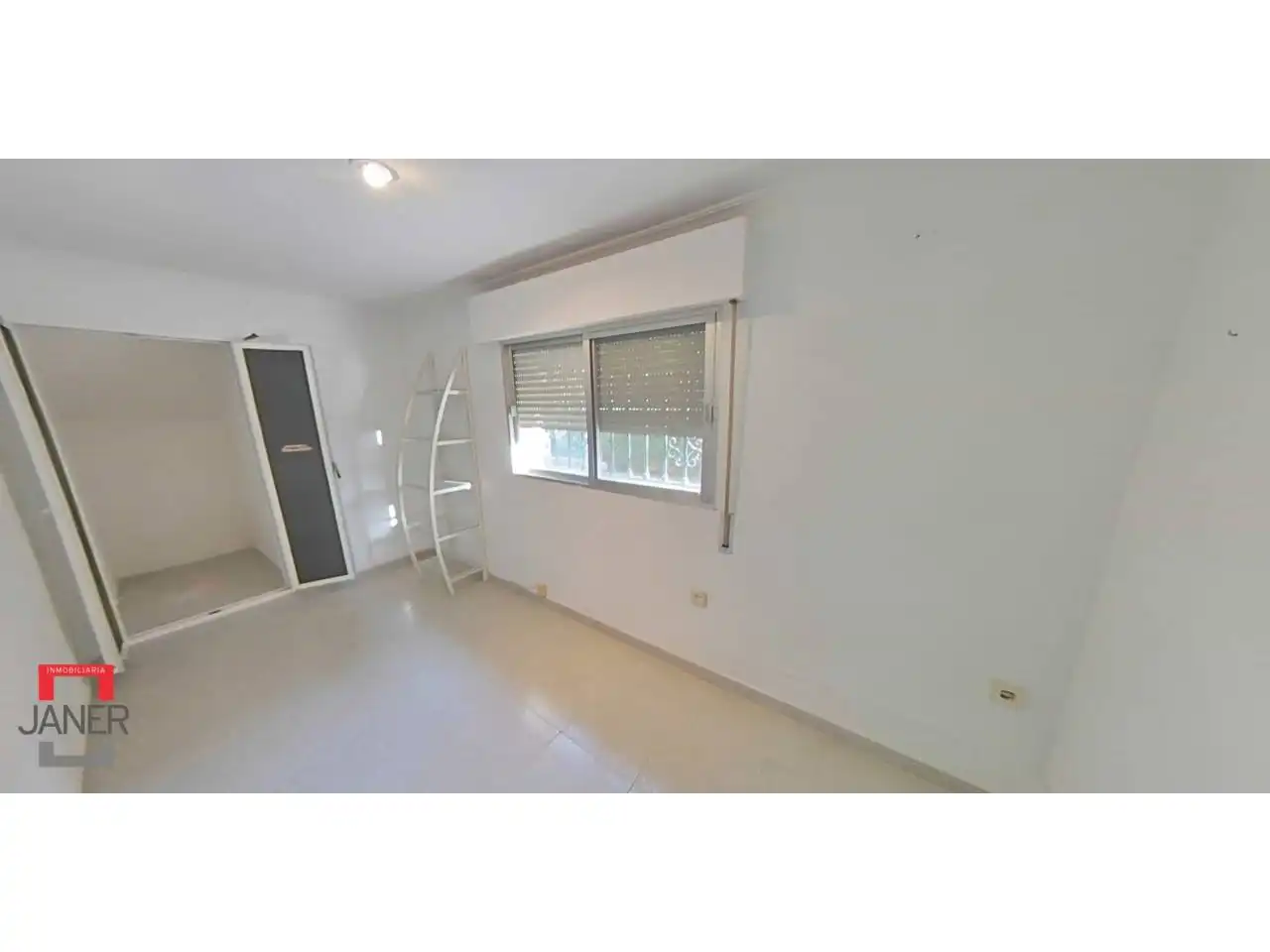 Dormitori de Casa o xalet en venda en Tomares amb Aire condicionat, Jardí privat i Terrassa