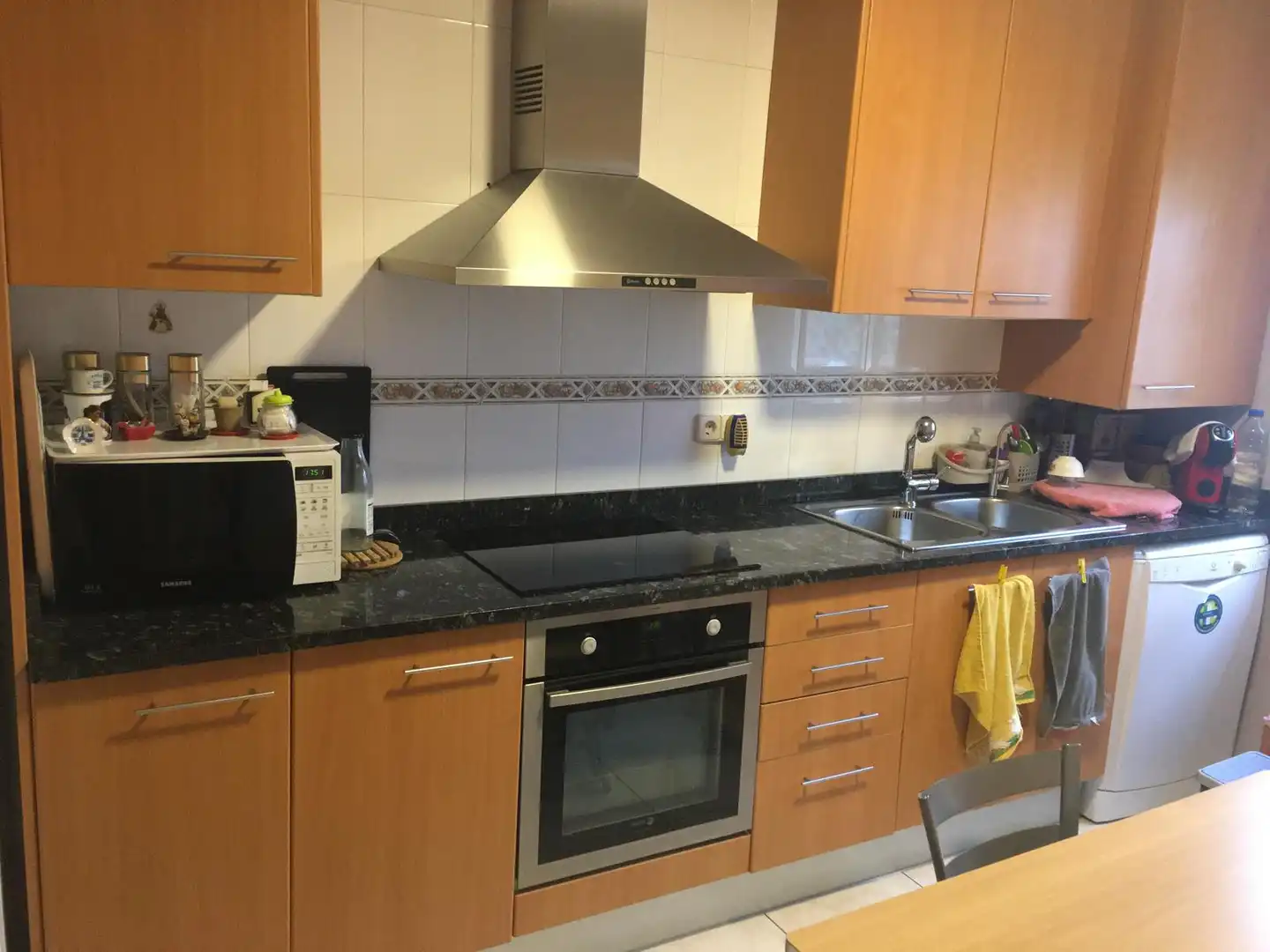 Cuina de Casa adosada en venda en Salt amb Aire condicionat, Calefacció i Jardí privat