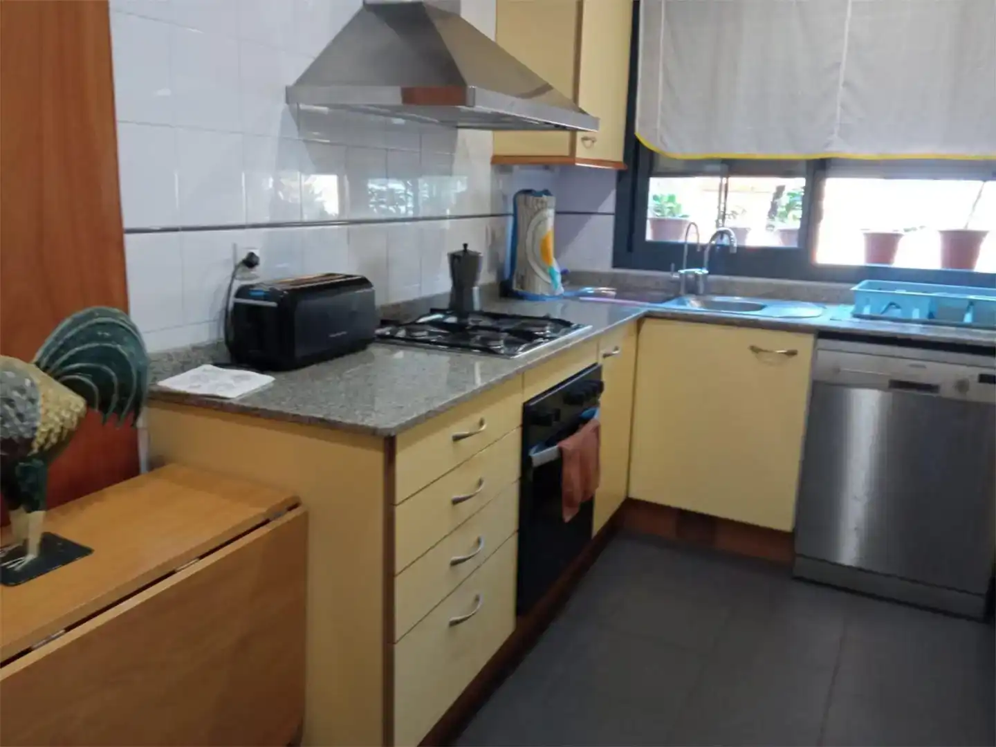 Cuina de Casa adosada per a compartir en Vallirana amb Parquet, Piscina i Moblat