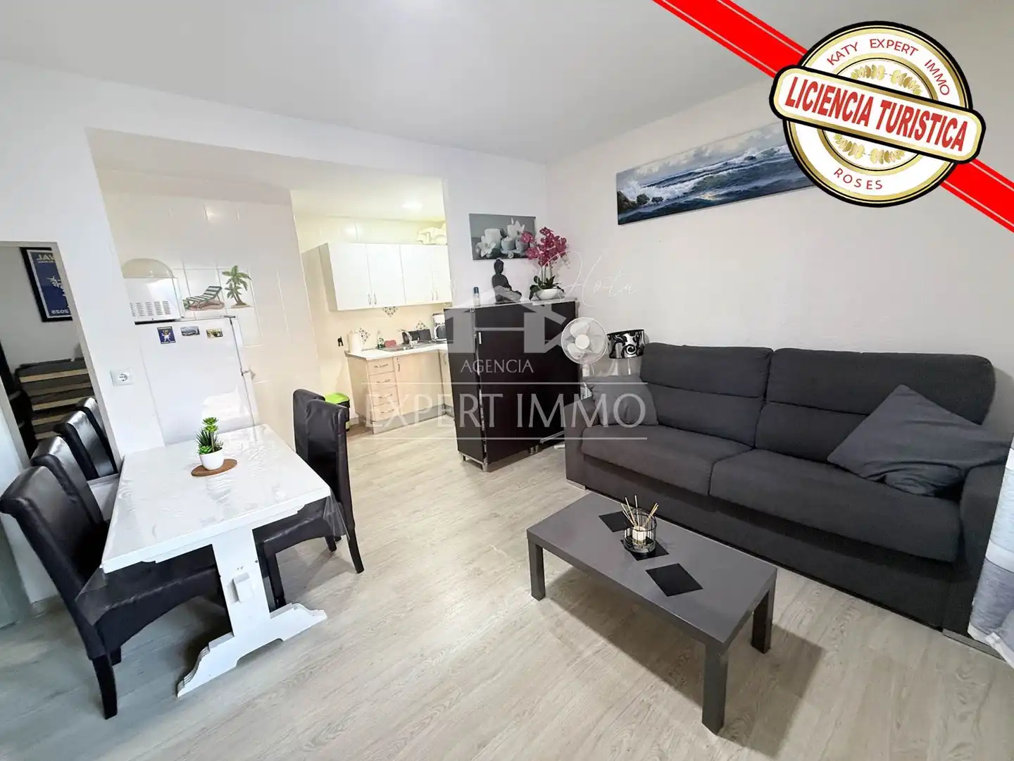 Sala de estar de Apartamento en venta en Roses con Amueblado y Piscina comunitaria