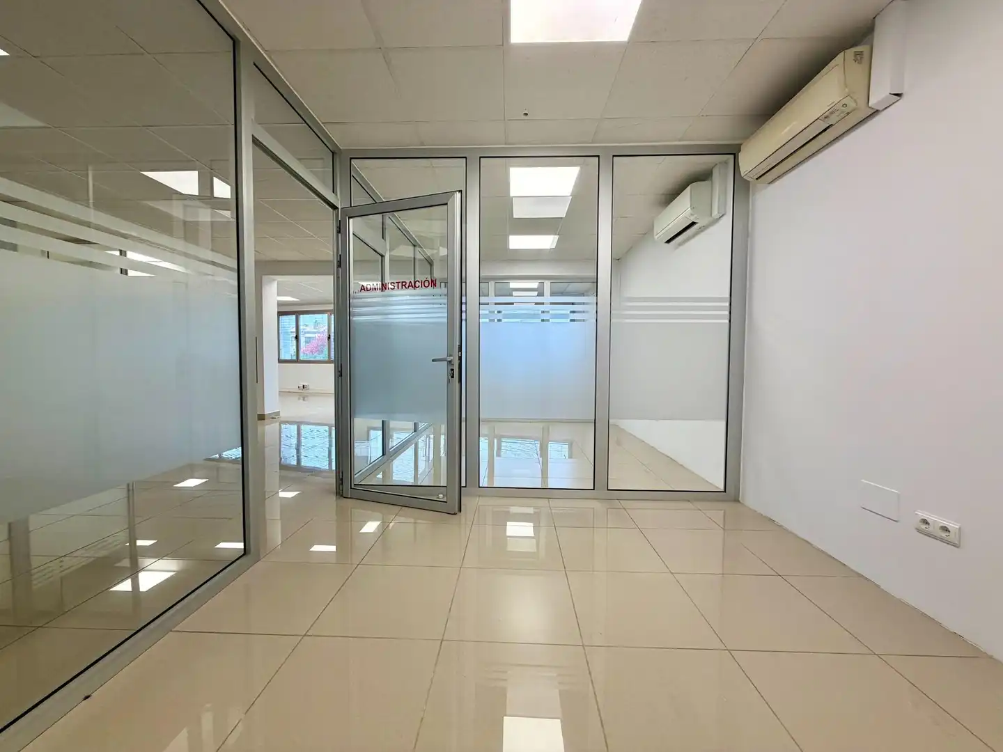 Oficina de alquiler en Igollo