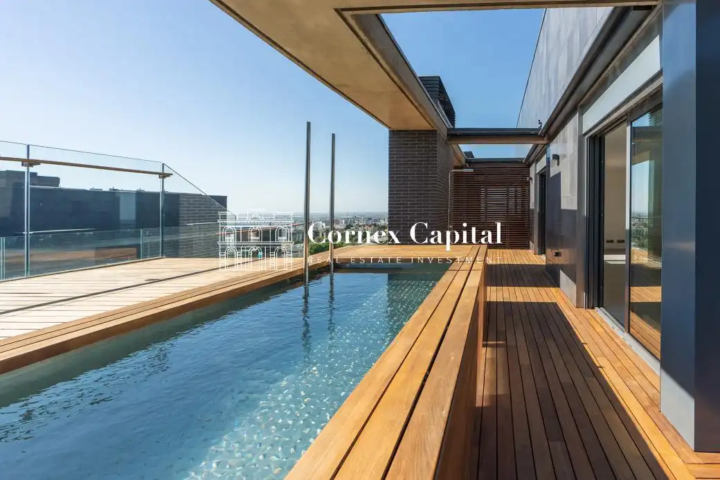 Àtic d'obra nova amb piscina en venda a Finestrelles