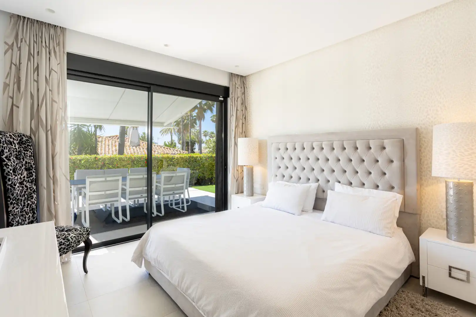 Dormitori de Casa o xalet en venda en Marbella amb Aire condicionat, Jardí privat i Terrassa