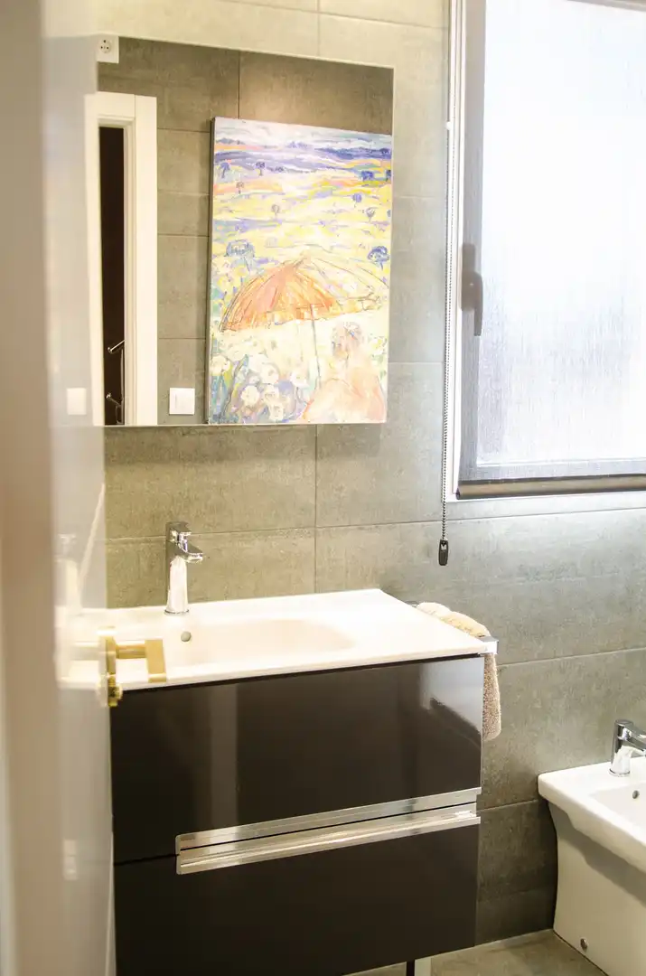Badezimmer von Einfamilien-Reihenhaus zum Verkauf in La Pobla de Vallbona mit Klimaanlage, Heizung und Privatgarten