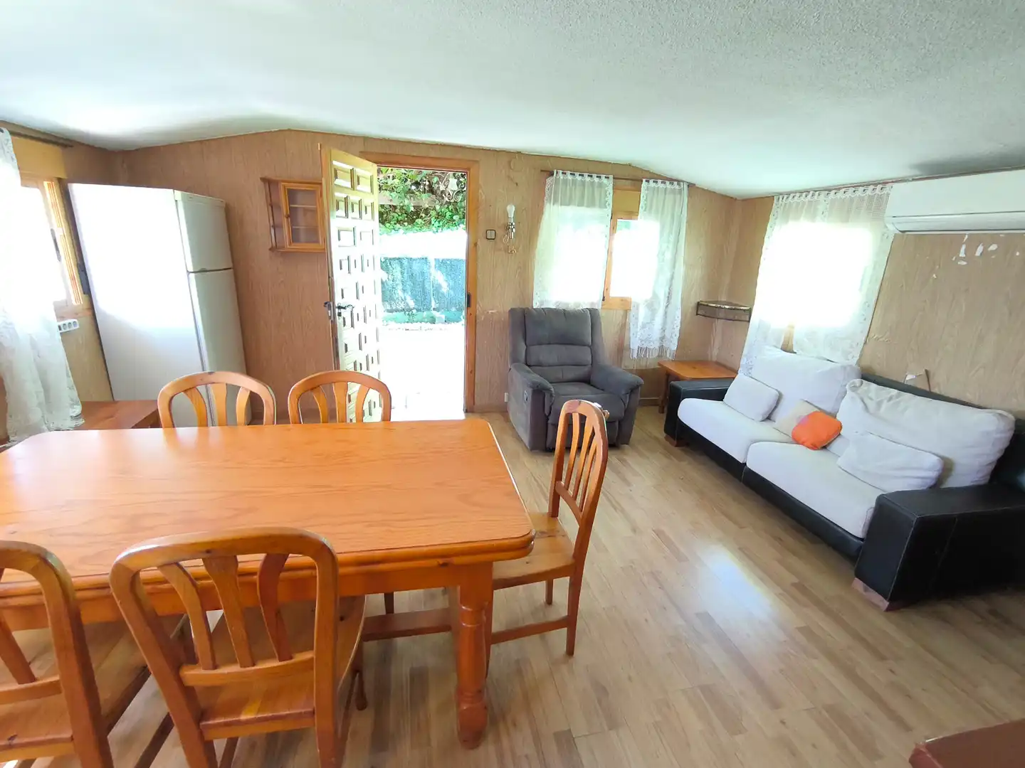 Sala de estar de Casa o chalet en venta en Torrejón del Rey con Aire acondicionado, Calefacción y Jardín privado