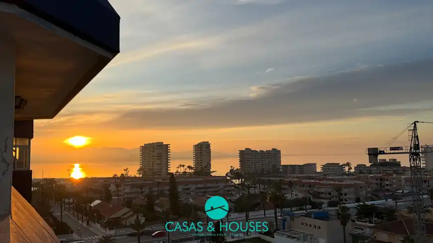 Vista exterior de Àtic en venda en La Manga del Mar Menor amb Terrassa, Moblat i Forn