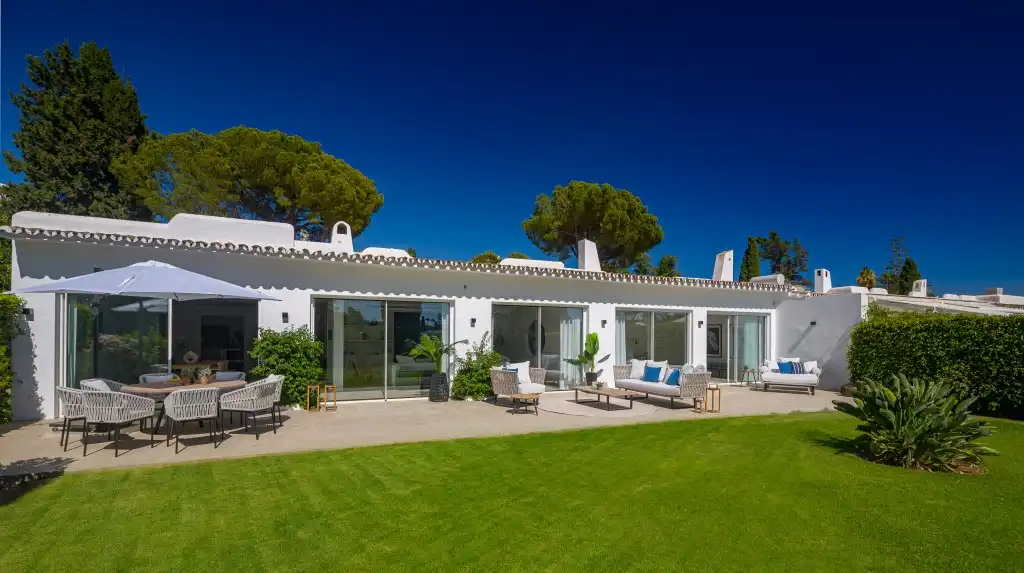 Chalet con jardín en venta en Nueva Andalucía