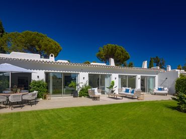 Xalet amb jardí en venda a Nueva Andalucía