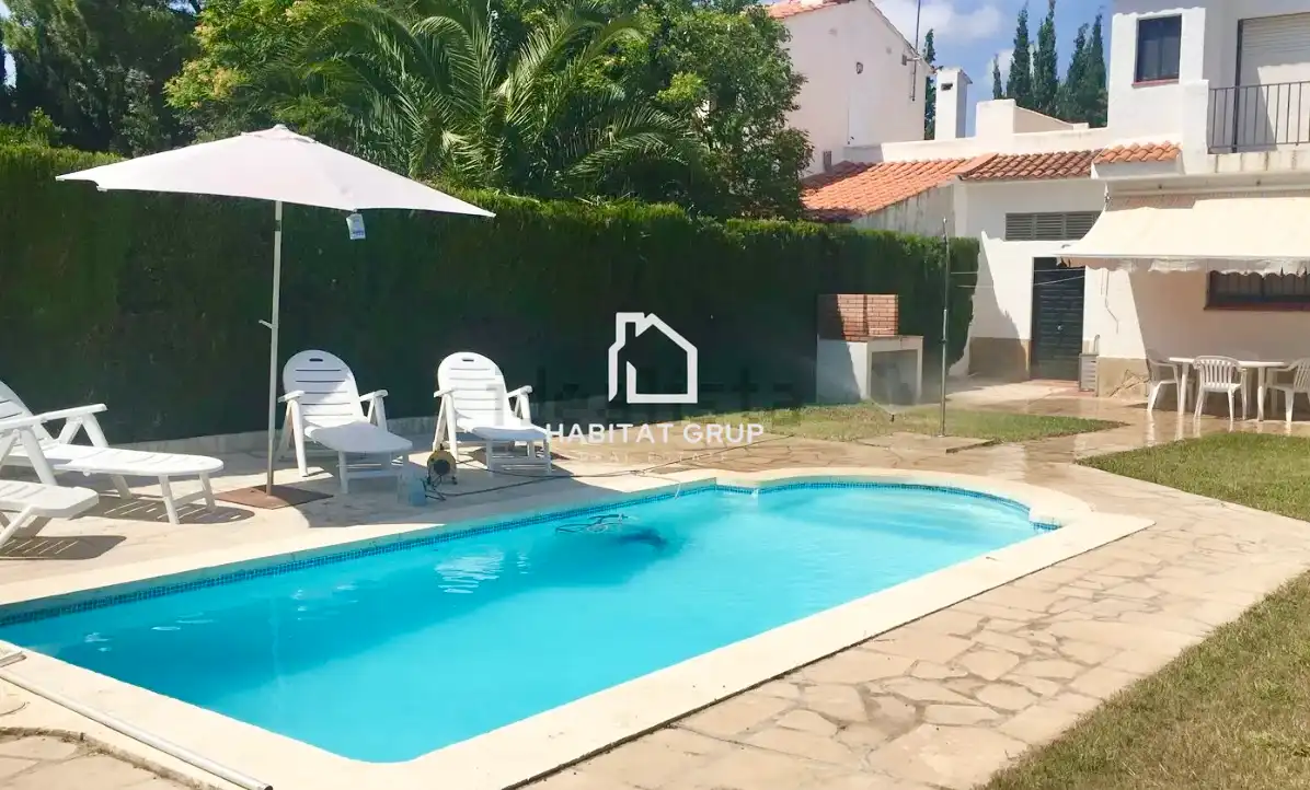 Maison mitoyenne avec piscine à vendre à Les Tres Cales