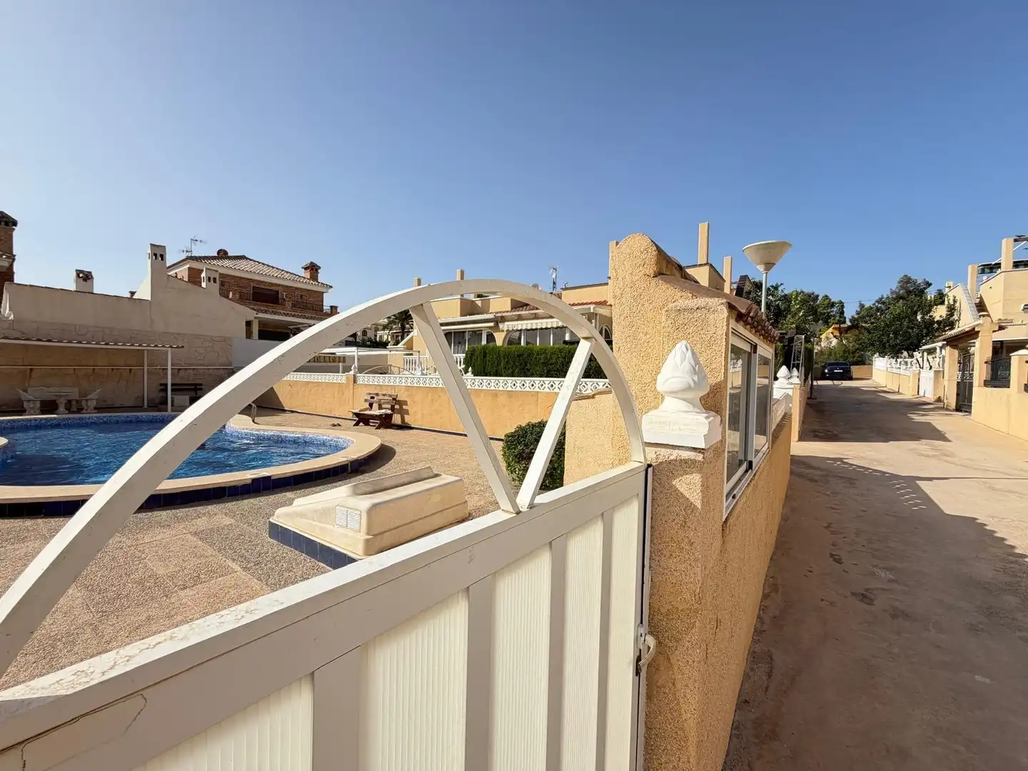 Piscina de Casa adosada en venda en Torrevieja amb Aire condicionat, Calefacció i Jardí privat