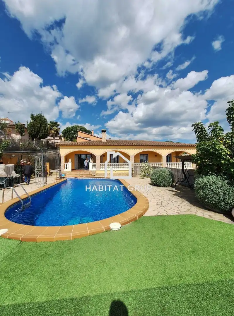 Casa con piscina en venta en Lloret Verd - Els Pinars