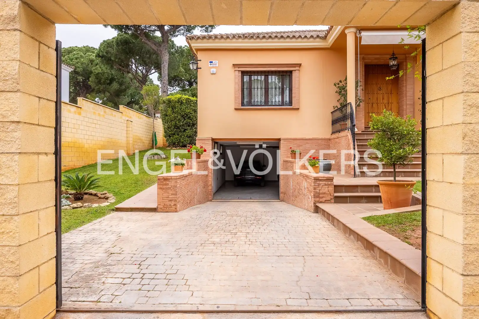 Vista exterior de Casa o xalet en venda en Alcalá de Guadaira amb Aire condicionat, Calefacció i Jardí privat