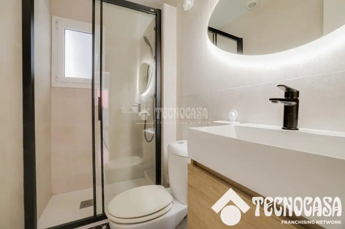 Baño de Piso en venta en Badalona con Calefacción y Balcón
