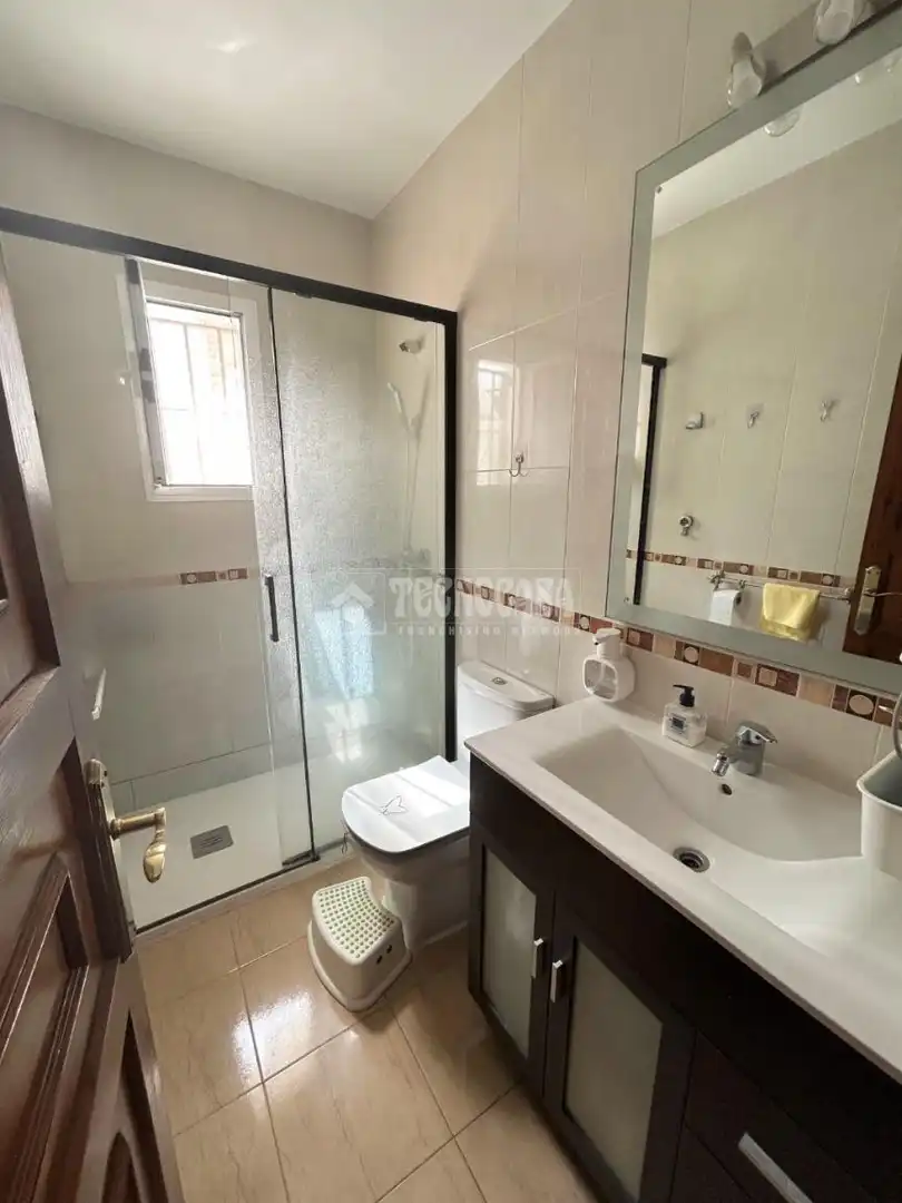 Badezimmer von Einfamilien-Reihenhaus zum Verkauf in Fuengirola mit Klimaanlage, Terrasse und Abstellraum