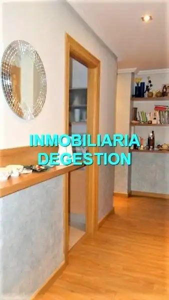 Schlafzimmer von Dachboden zum Verkauf in Linares mit Klimaanlage, Heizung und Privatgarten