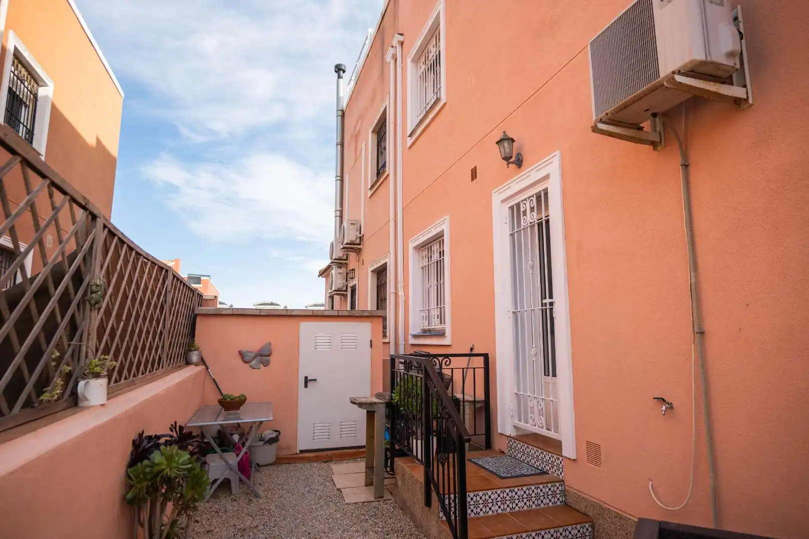 Vista exterior de Casa adosada en venda en Los Montesinos amb Aire condicionat, Jardí privat i Terrassa