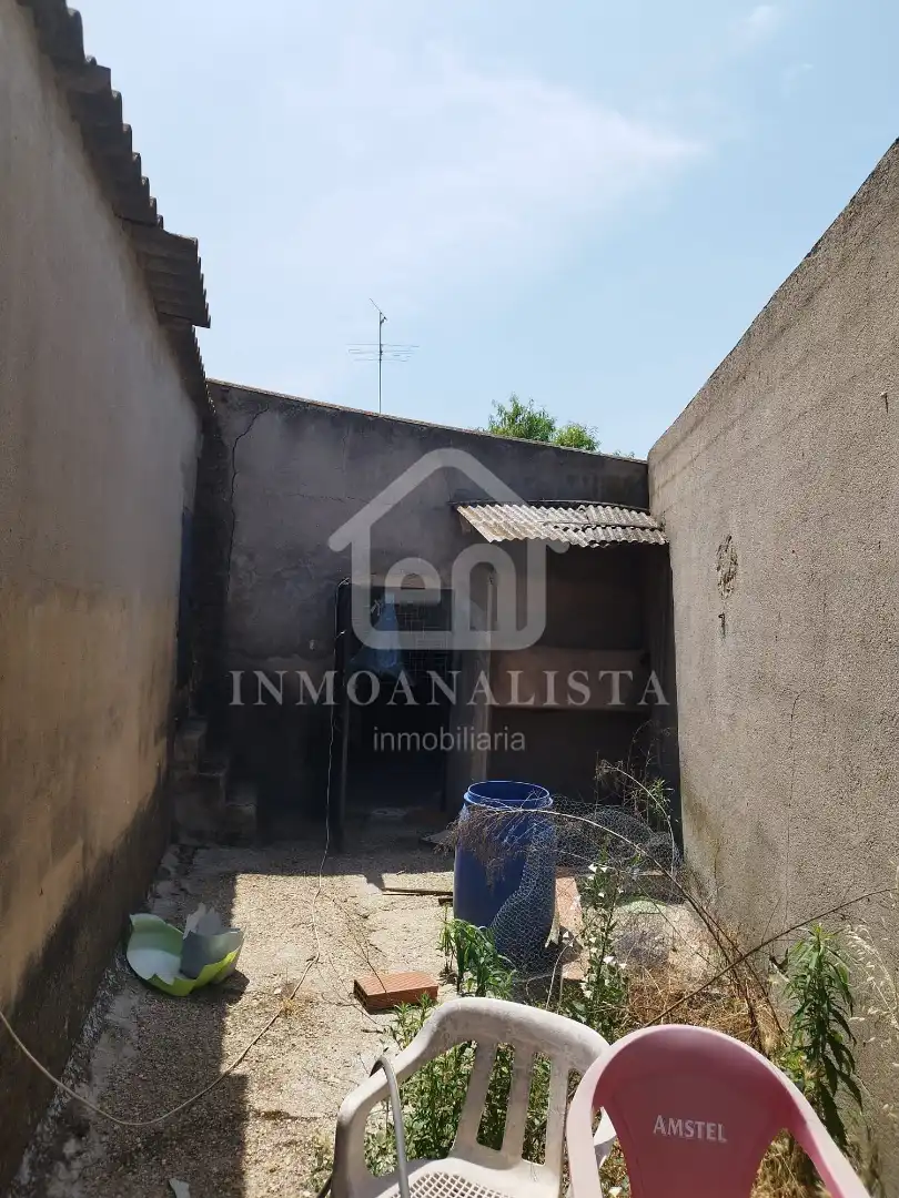 Houses for sale in Requena  with Air Conditioner, Terrace and Storage room