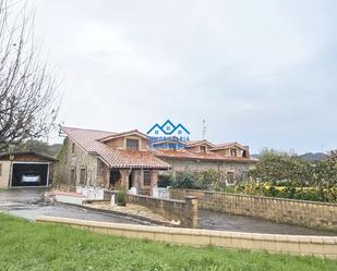 Vista exterior de Casa o xalet en venda en Berango amb Jardí privat, Terrassa i Traster