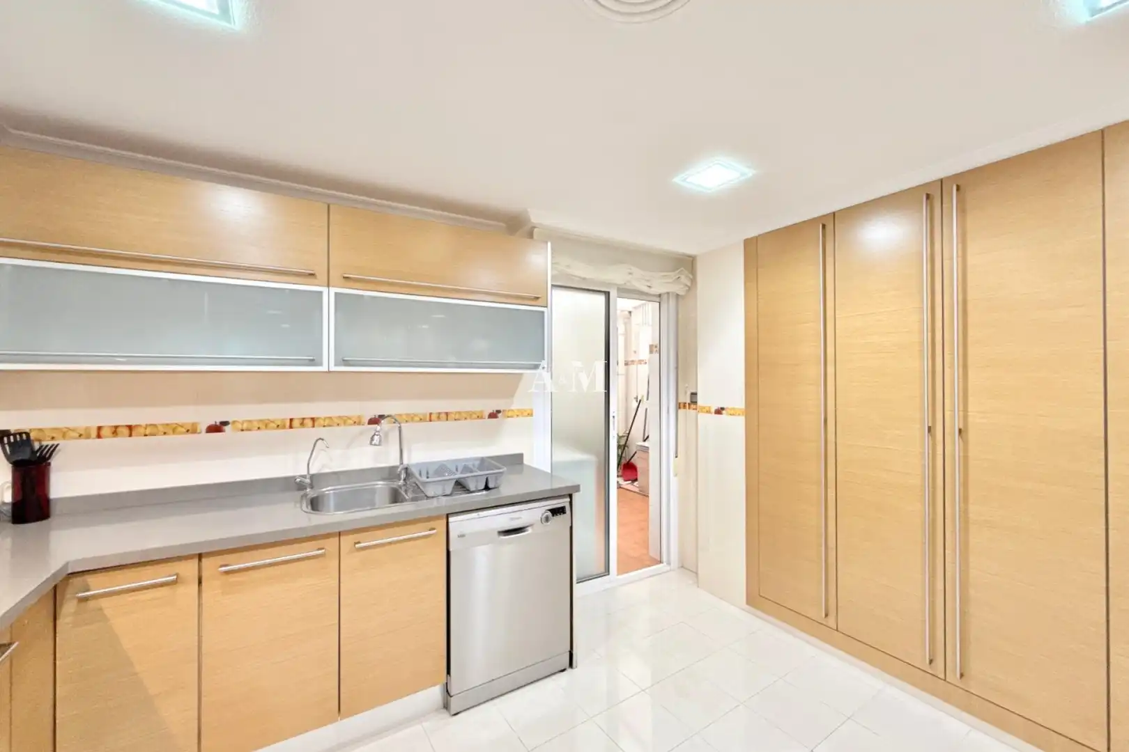 Cuina de Apartament de lloguer en Torrevieja amb Aire condicionat, Calefacció i Terrassa