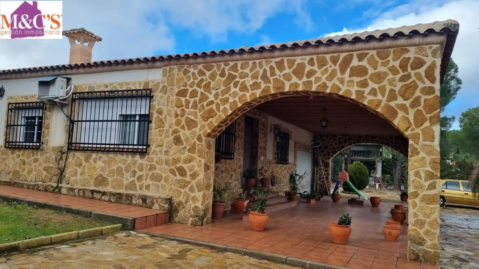 Vista exterior de Casa o xalet en venda en Cabezarrubias del Puerto amb Aire condicionat, Calefacció i Jardí privat