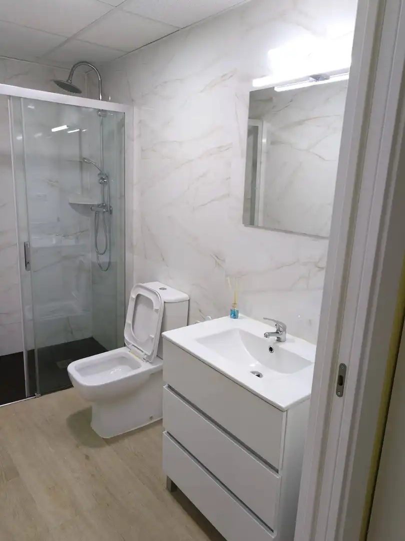 Baño de Planta baja de alquiler en Santiago de Compostela  con Calefacción y Amueblado