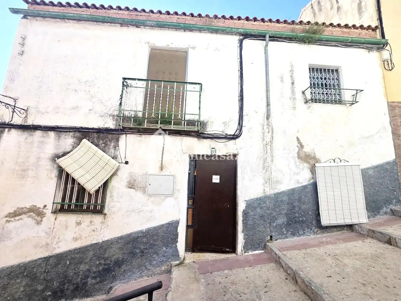 Vista exterior de Casa adosada en venda en Jaén amb Balcó