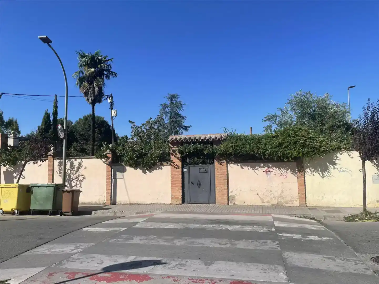 Vista exterior de Casa o xalet en venda en Monzón amb Jardí privat, Traster i Piscina