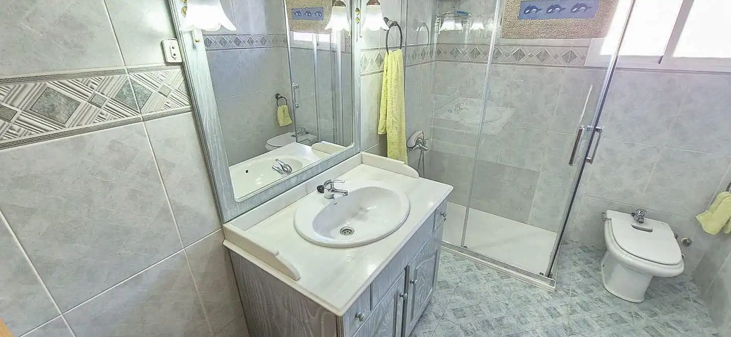 Badezimmer von Erdgeschoss zum Verkauf in Elche / Elx mit Klimaanlage, Terrasse und Abstellraum