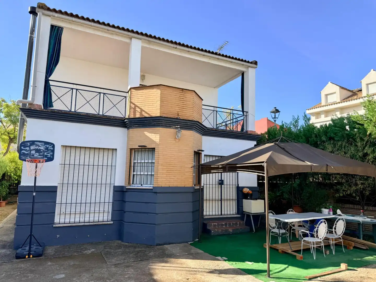 Vista exterior de Casa o chalet en venta en Gelves, Sevilla