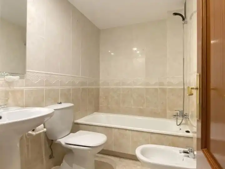 Baño de Piso de alquiler en Valencia con Aire acondicionado, Calefacción y Trastero