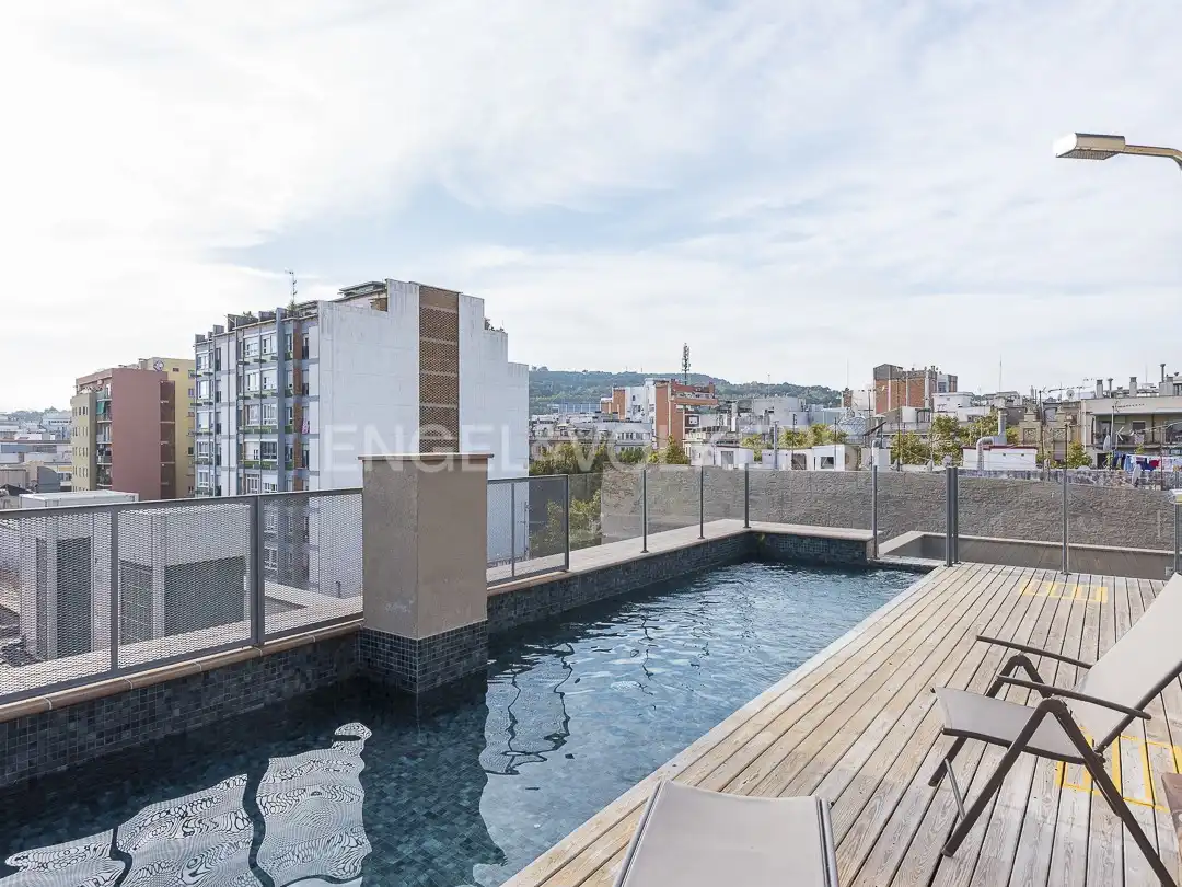 Schwimmbecken von Wohnung zum Verkauf in Barcelona mit Klimaanlage, Heizung und Privatgarten