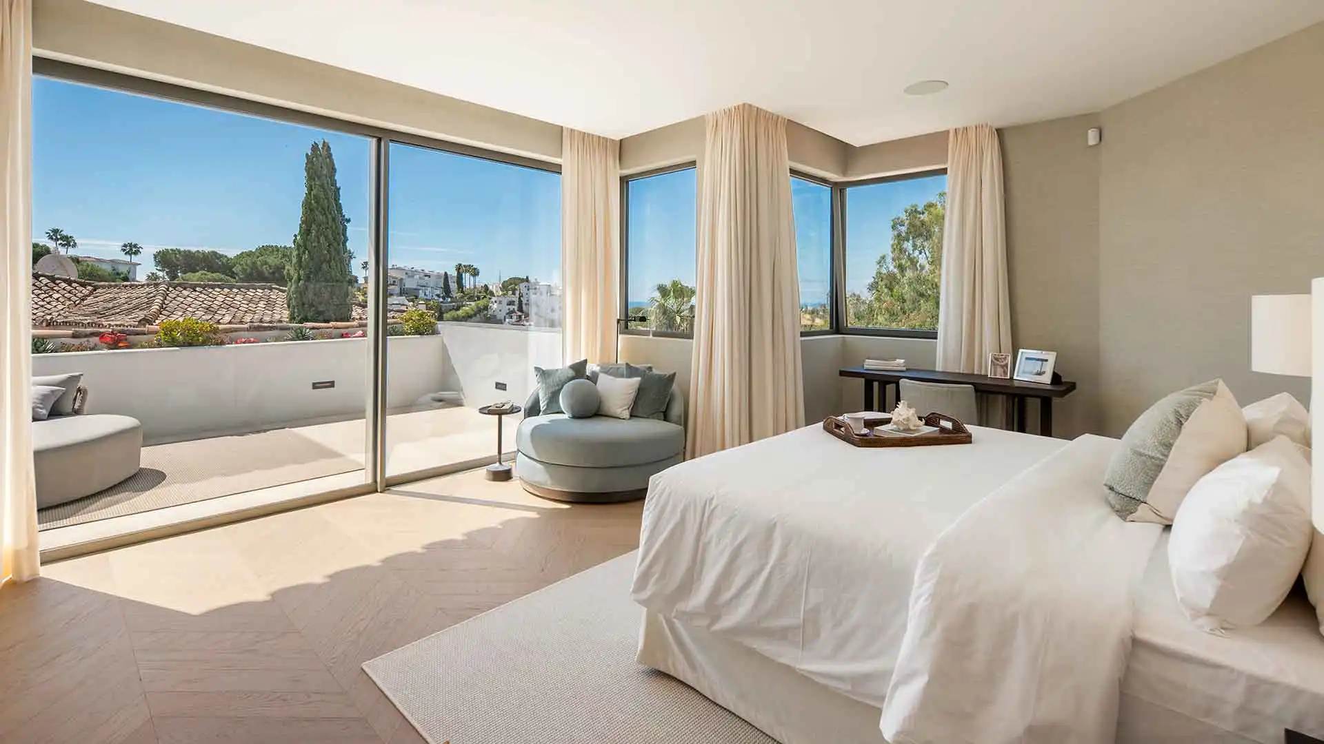 Dormitori de Casa o xalet en venda en Benahavís amb Aire condicionat, Jardí privat i Terrassa