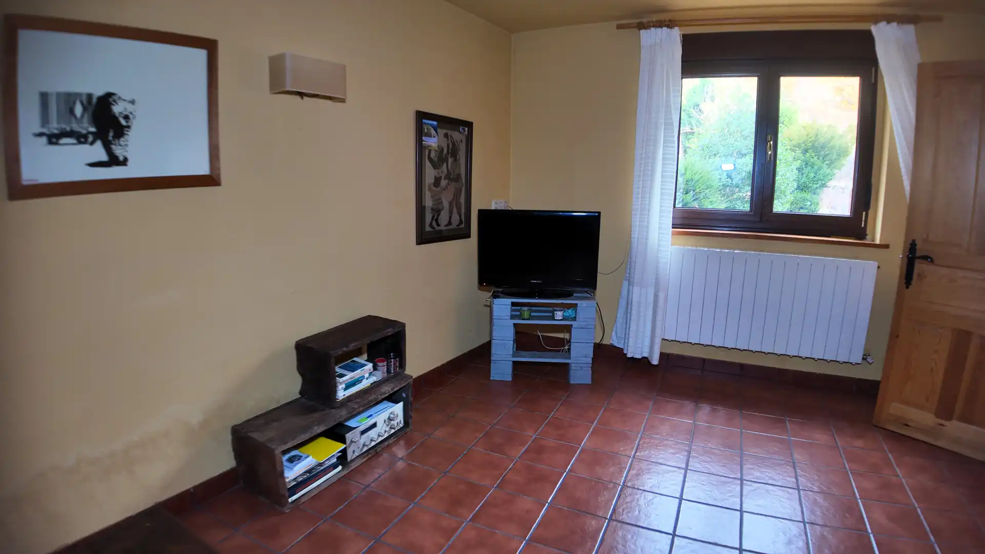 Sala d'estar de Finca rústica en venda en Pomar de Valdivia amb Parquet i Moblat
