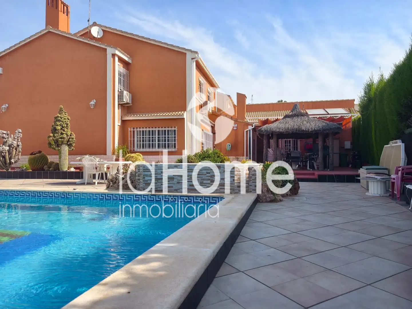 Vista exterior de Casa o xalet en venda en San Antonio de Benagéber amb Aire condicionat, Calefacció i Jardí privat