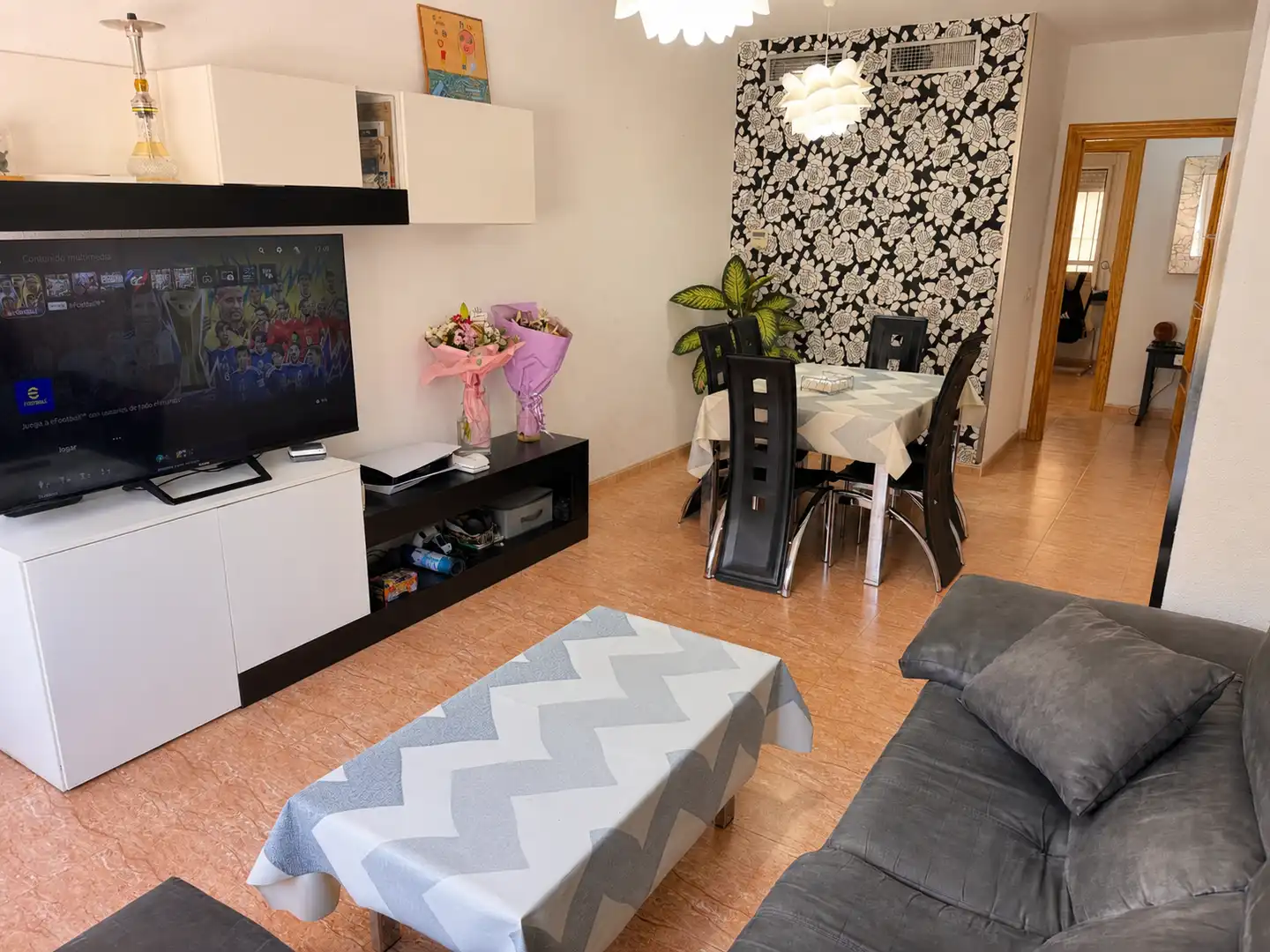 Sala d'estar de Pis en venda en Roquetas de Mar amb Aire condicionat, Terrassa i Piscina comunitària