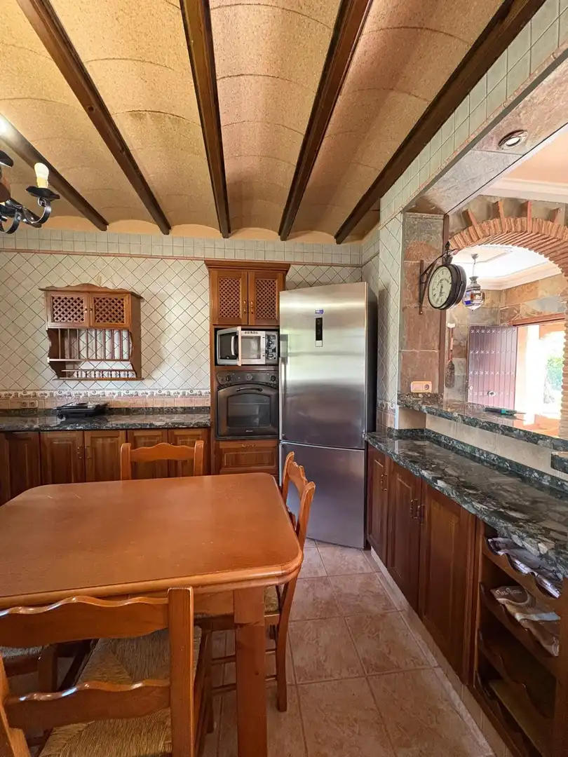 Cocina de Casa o chalet de alquiler en Chiclana de la Frontera con Aire acondicionado, Jardín privado y Piscina