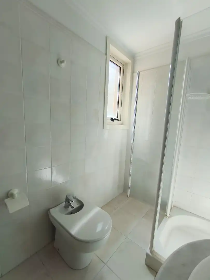 Badezimmer von Wohnung zur Miete in A Coruña Capital  mit Heizung, Parkett und Ofen