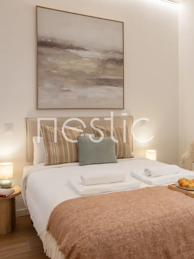 Dormitori de Apartament de lloguer en Madrid amb Aire condicionat, Calefacció i Moblat