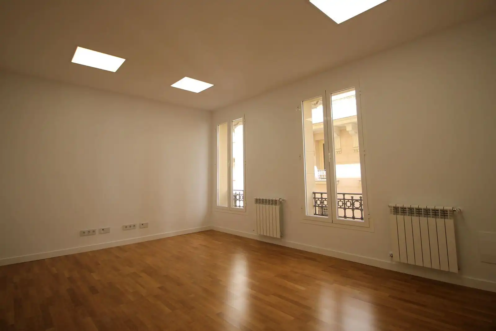 Sala d'estar de Oficina de lloguer en Madrid amb Calefacció