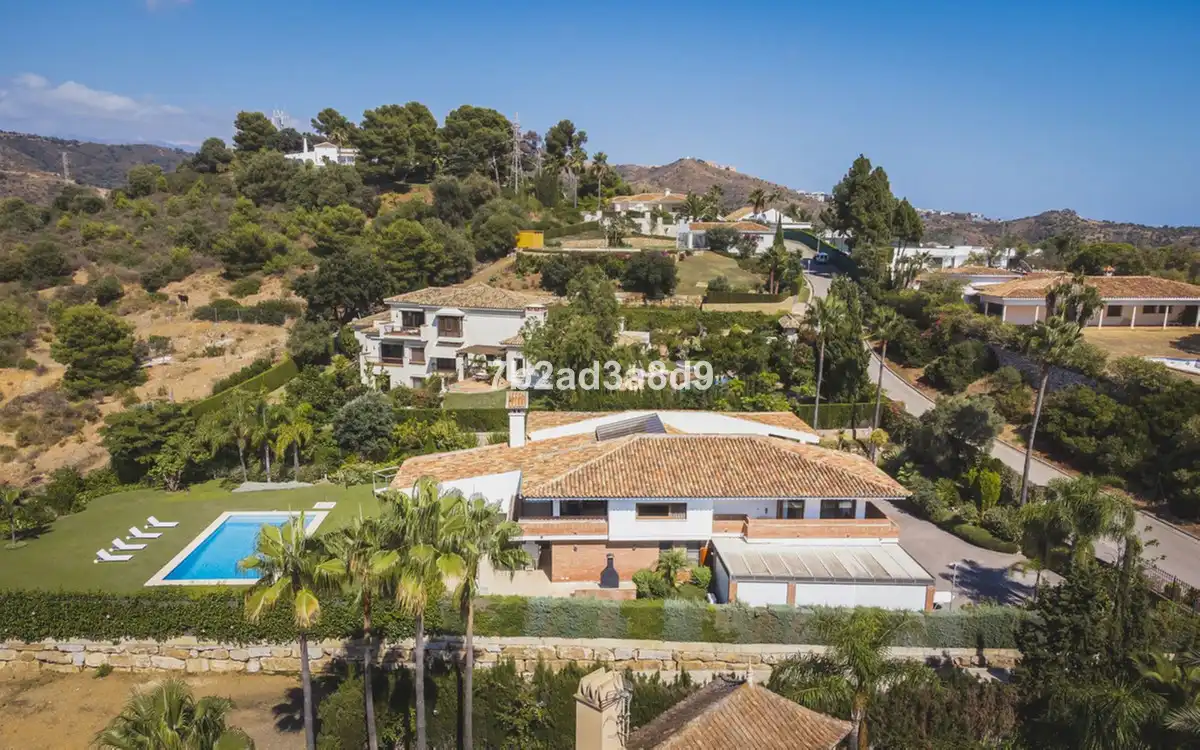 Vista exterior de Casa o xalet en venda en Marbella amb Aire condicionat, Jardí privat i Terrassa